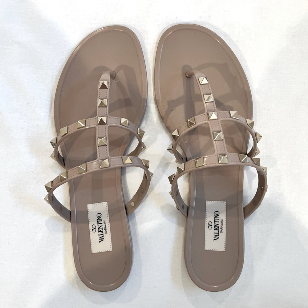 ROCKSTUD FLAT RUBBER SANDAL.